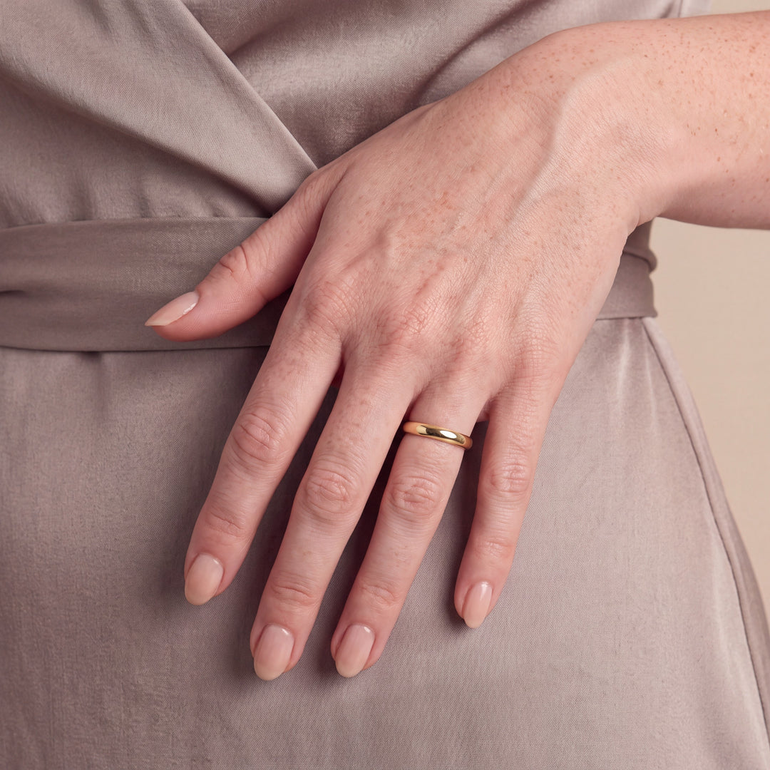 Model wearing the 3mm Traditional Court Wedding Band on her ring finger